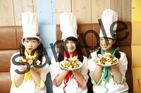 「サラダでシャキッと！ チキンでカリッと！ ダバダ♪サラダ with カリカリチキン～ミニパティカラフルドリンクもどうぞ▽～」の特典生写真サンプル（渋谷店Ver.）。