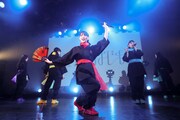 日本舞踊を取り入れたダンスを踊る秋本帆華。（撮影：笹森健一）