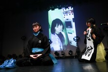 座禅を組む咲良菜緒。（撮影：笹森健一）