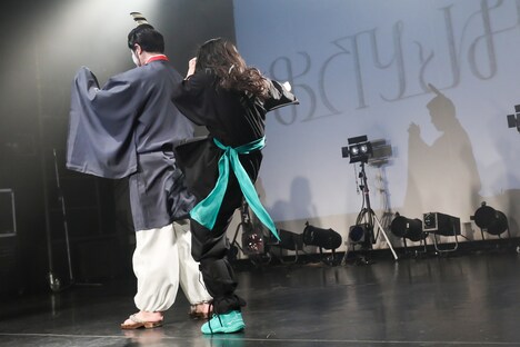 “ミネヒコ麿”にタイキックを決める坂本遥奈。（撮影：笹森健一）