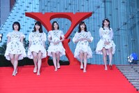 左から横山由依、柏木由紀、渡辺麻友、山本彩、宮脇咲良。