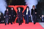 紅カーペットを歩くX JAPAN。