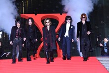 紅カーペットを歩くX JAPAN。