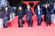 紅カーペットを歩くX JAPAN。
