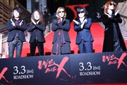 「WE ARE X」ジャパンプレミアの様子。紅カーペットでポーズを決めるX JAPAN。