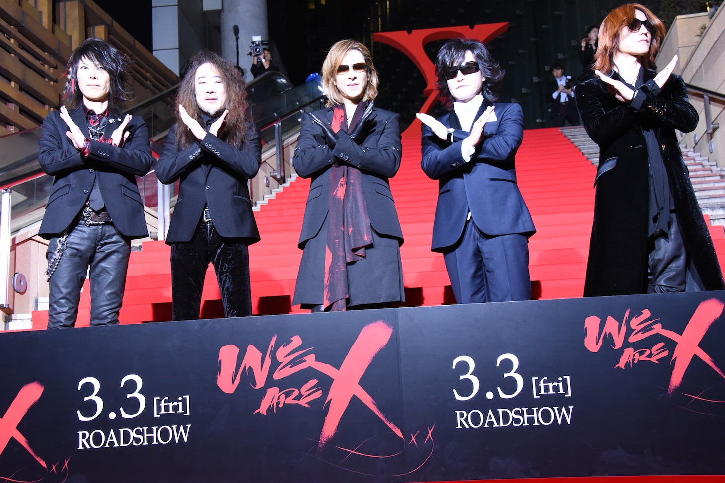 紅カーペットでポーズを決めるX JAPAN。