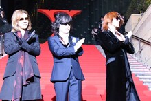 左からYOSHIKI、Toshl、SUGIZO。