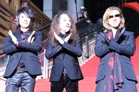 左からHEATH、PATA、YOSHIKI。