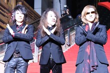 左からHEATH、PATA、YOSHIKI。