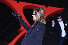 紅カーペットで自撮りをするYOSHIKI。