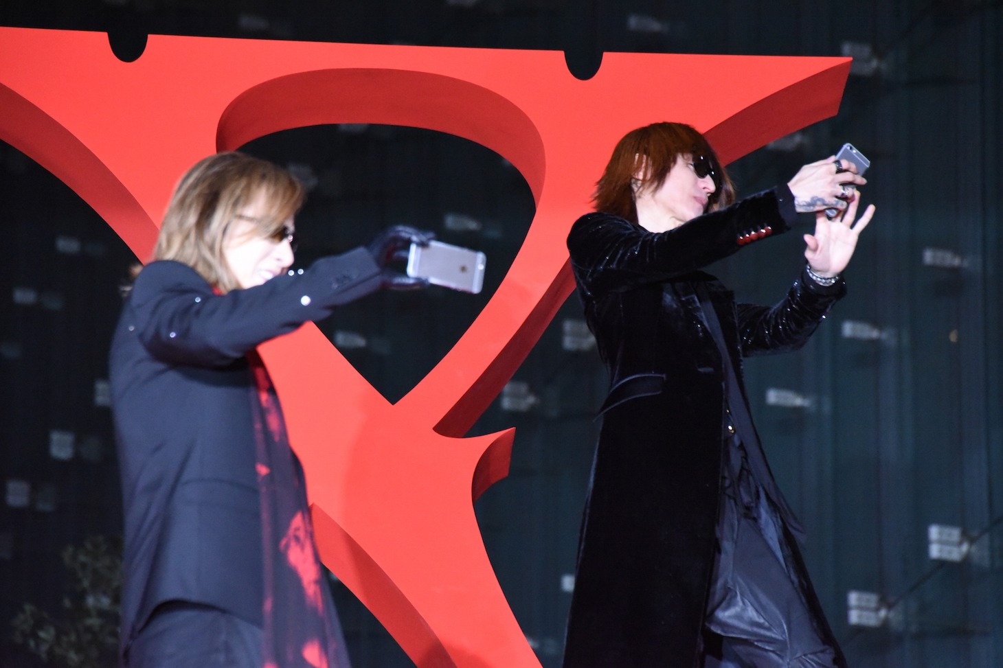 紅カーペットで自撮りをするSUGIZOとYOSHIKI。