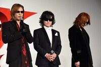 左からYOSHIKI、Toshl、SUGIZO。