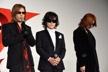 左からYOSHIKI、Toshl、SUGIZO。
