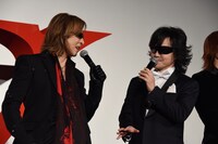左からYOSHIKI、Toshl。