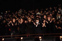 客席をバックに記念撮影をするX JAPAN。