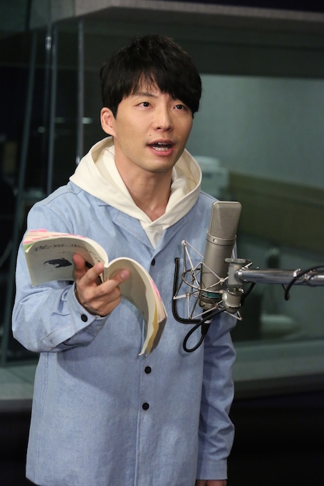 アフレコに挑む星野源。(c)森見登美彦・KADOKAWA / ナカメの会