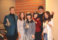 左から菅原浩志、白波瀬海来、笠菜月、中田青渚、甲斐翔真、大黒摩季。