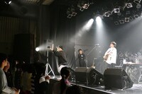 「吉田山田7周年記念7ヶ月7会場マンスリー企画『Over The Rainbowツアー』」北海道公演の様子。（提供：ポニーキャニオン）
