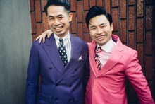 左から後関好宏、浜野謙太。