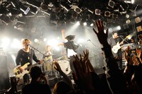 2月23日の渋谷CLUB QUATTRO公演の様子。（Photo by Yuji Honda）