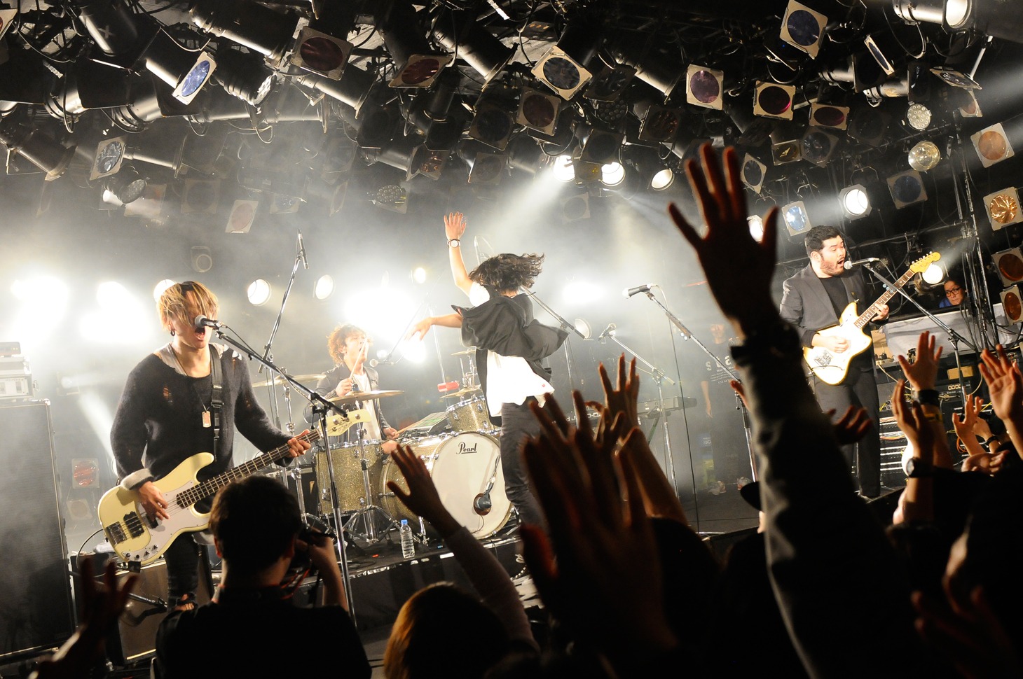 2月23日の渋谷CLUB QUATTRO公演の様子。（Photo by Yuji Honda）