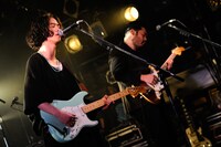 左からHiroshi（Vo, G）、Wataru（G）。（Photo by Yuji Honda）