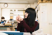 「メガロックV」を手にする和田輪（Maison book girl）。