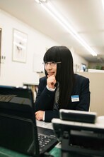 スーツ姿でポーズを決める和田輪（Maison book girl）。