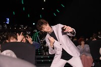 観客と自撮りをする葉山奨之。