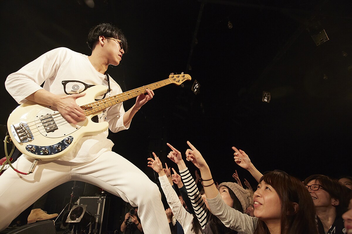 「諸君！ロックの秘密文書をこのクソみたいな世界から奪取せよ！ツアー2017」東京・LIQUIDROOM公演の様子。（撮影：村井香）