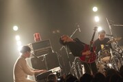 「諸君！ロックの秘密文書をこのクソみたいな世界から奪取せよ！ツアー2017」東京・LIQUIDROOM公演の様子。（撮影：村井香）