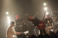 「諸君！ロックの秘密文書をこのクソみたいな世界から奪取せよ！ツアー2017」東京・LIQUIDROOM公演の様子。（撮影：村井香）