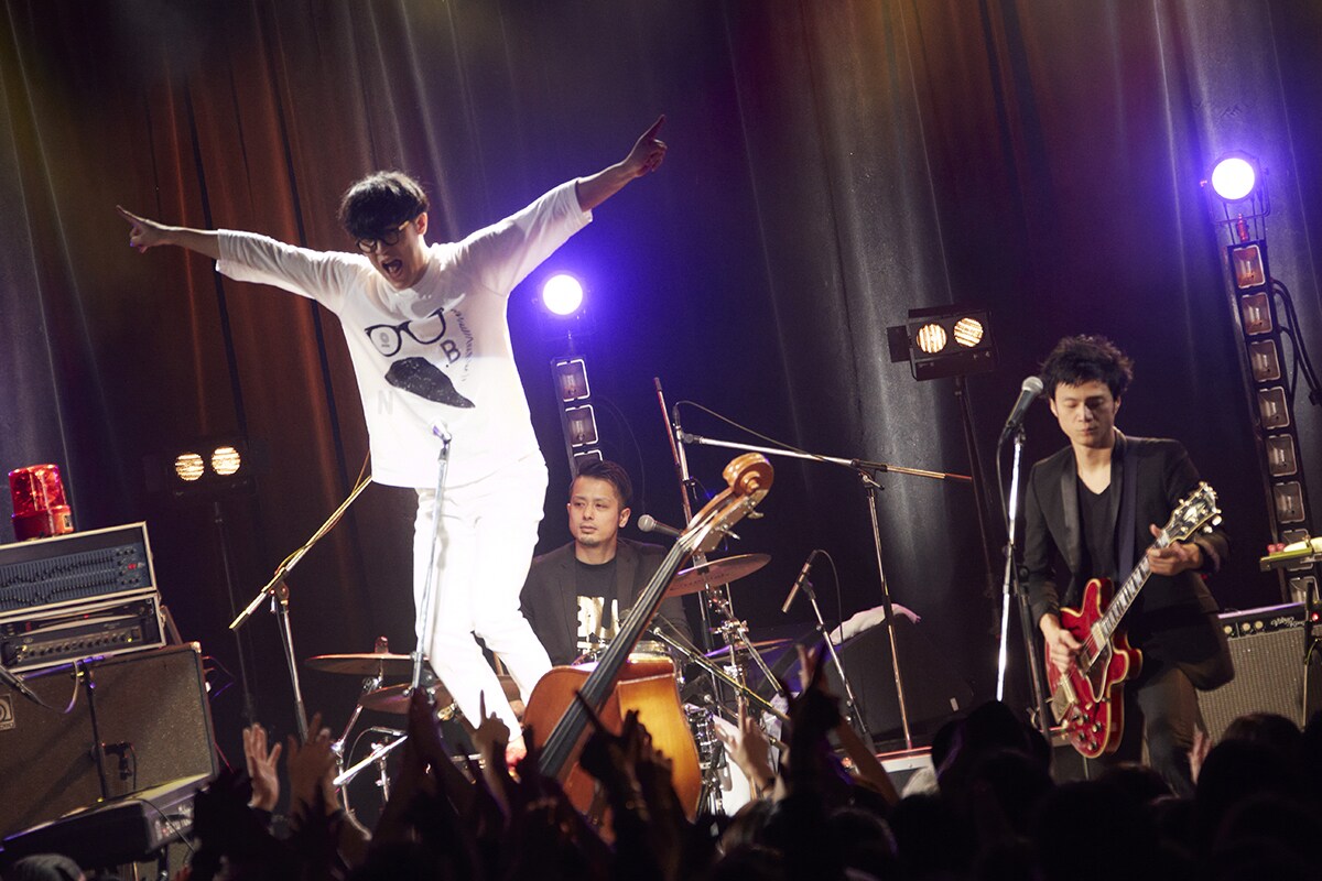 「諸君！ロックの秘密文書をこのクソみたいな世界から奪取せよ！ツアー2017」東京・LIQUIDROOM公演の様子。（撮影：村井香）