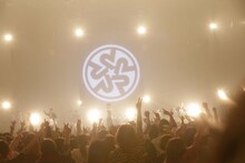 ORANGE RANGE「ORANGE RANGE LIVE TOUR 016-017 ～おかげさまで15周年! 47都道府県 DE カーニバル～」東京・日本武道館公演の様子。（撮影：平野タカシ）