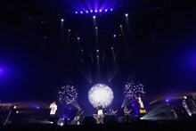 ORANGE RANGE「ORANGE RANGE LIVE TOUR 016-017 ～おかげさまで15周年! 47都道府県 DE カーニバル～」東京・日本武道館公演の様子。（撮影：平野タカシ）