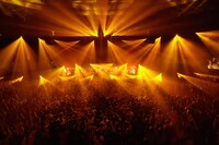 ORANGE RANGE「ORANGE RANGE LIVE TOUR 016-017 ～おかげさまで15周年! 47都道府県 DE カーニバル～」東京・日本武道館公演の様子。（撮影：平野タカシ）