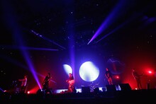 ORANGE RANGE「ORANGE RANGE LIVE TOUR 016-017 ～おかげさまで15周年! 47都道府県 DE カーニバル～」東京・日本武道館公演の様子。（撮影：平野タカシ）