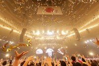 ORANGE RANGE「ORANGE RANGE LIVE TOUR 016-017 ～おかげさまで15周年! 47都道府県 DE カーニバル～」東京・日本武道館公演の様子。（撮影：平野タカシ）