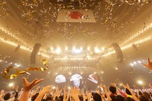 ORANGE RANGE「ORANGE RANGE LIVE TOUR 016-017 ～おかげさまで15周年! 47都道府県 DE カーニバル～」東京・日本武道館公演の様子。（撮影：平野タカシ）
