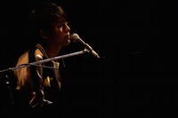 K（撮影：平野タカシ）