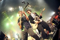 左から黒田隼之介（G, Cho）、片岡健太（Vo, G）。（撮影：後藤壮太郎）