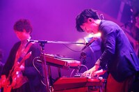 左から片岡健太（Vo, G）、小川貴之（Key, Cho）。（撮影：後藤壮太郎）