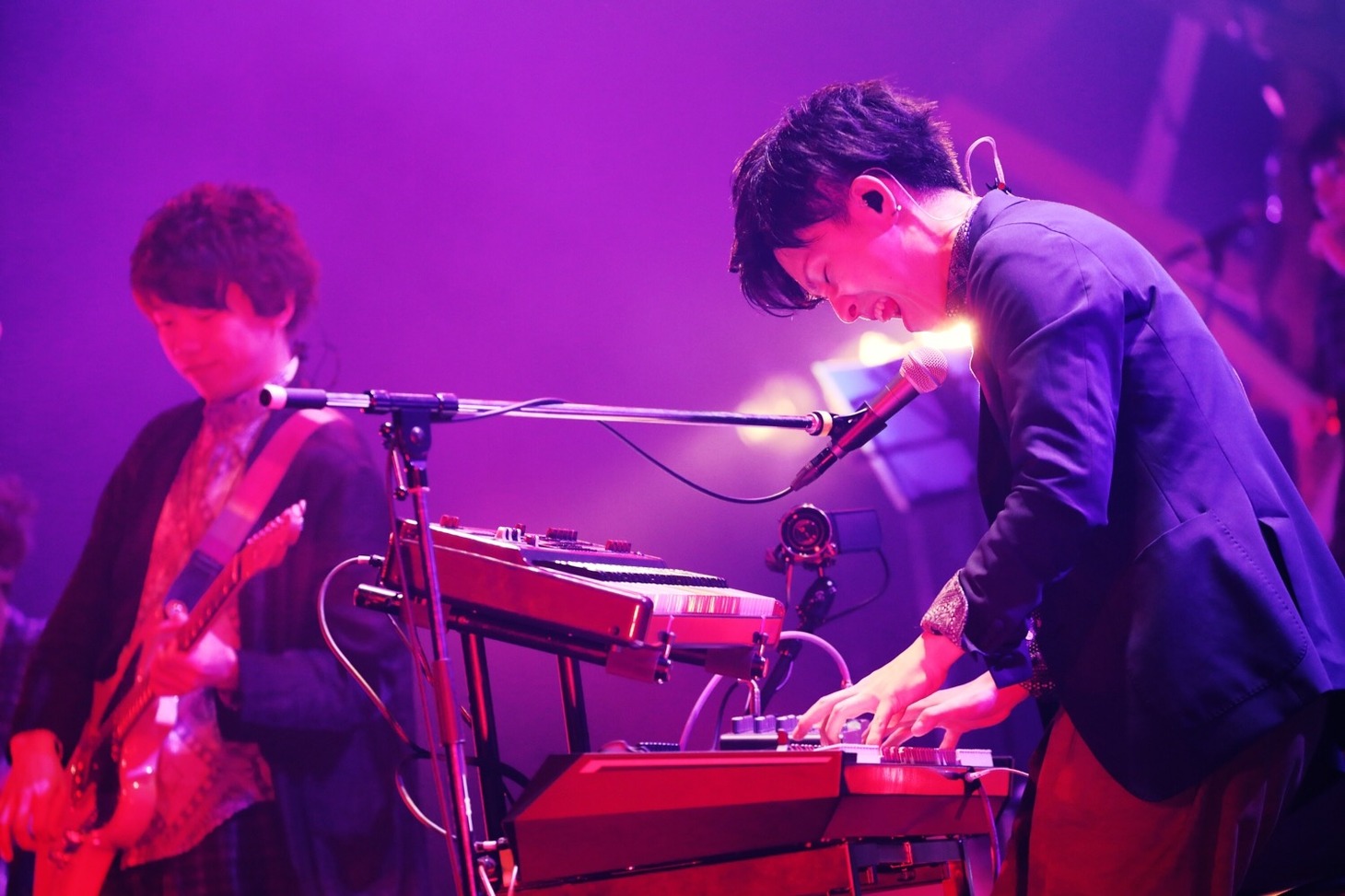 左から片岡健太（Vo, G）、小川貴之（Key, Cho）。（撮影：後藤壮太郎）