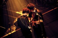 左から黒田隼之介（G, Cho）、片岡健太（Vo, G）。（撮影：後藤壮太郎）