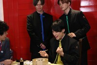 左から庄司智春、カイ、ユースケ、タクヤ。(c)フジテレビ