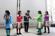 チームしゃちほこメンバーに誕生日を祝われる“店長”こと長谷川ミネヒコ氏（中央）。