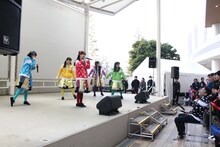 “店長”こと長谷川ミネヒコ氏の誕生日を祝うチームしゃちほこ。