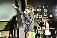 左からSABANNAMANの吉田涼（Vo）、糸数航平（B）（撮影：清水ケンシロウ）