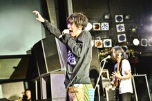 左からSABANNAMANの吉田涼（Vo）、糸数航平（B）（撮影：清水ケンシロウ）