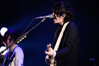 清水依与吏（Vo, G）（撮影：佐藤祐介）